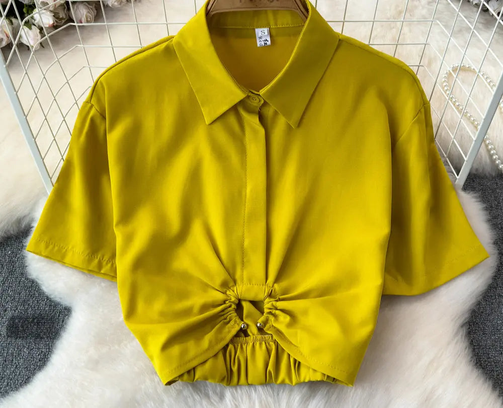 Chemise slim fit femme jaune, tissu doux et légèrement extensible, coupe ajustée, look chic et confortable pour la journée.