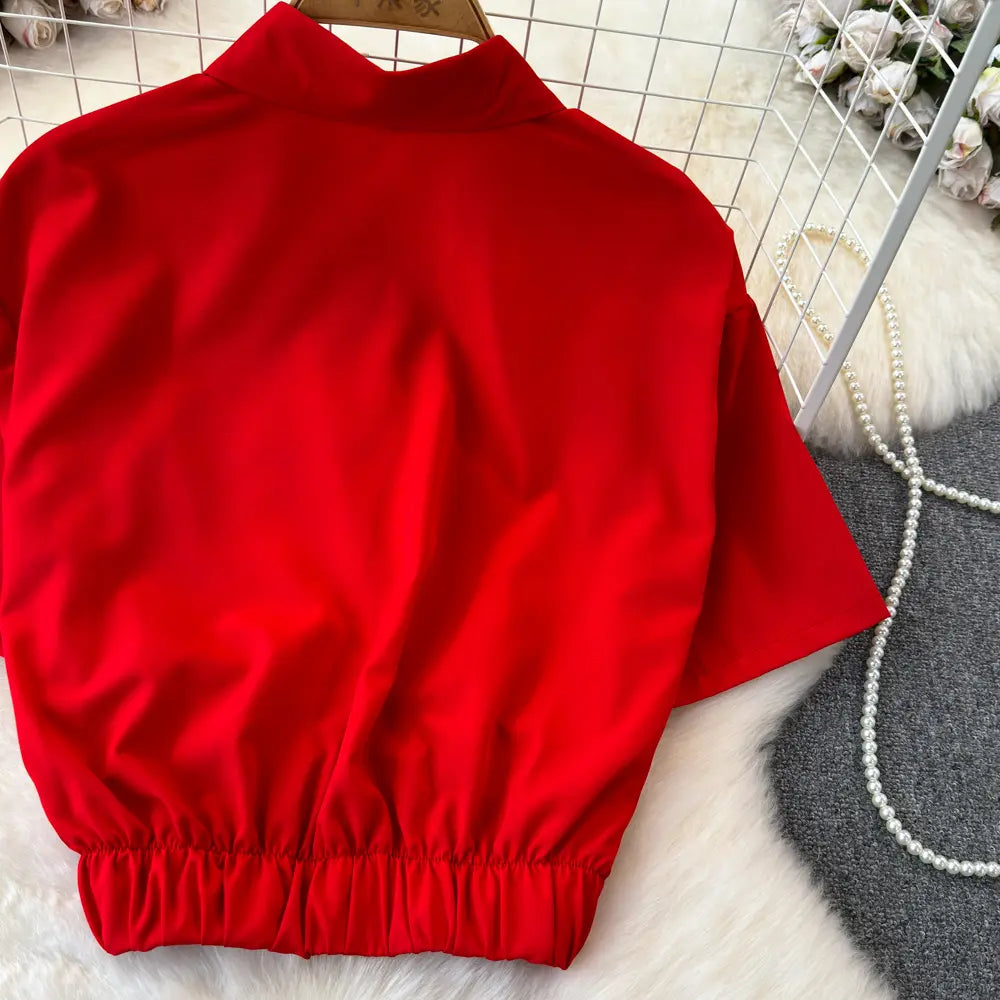 Chemise slim fit femme rouge, élégante et confortable, manches courtes, fronces à la taille pour une touche stylée, idéale pour toutes les occasions.