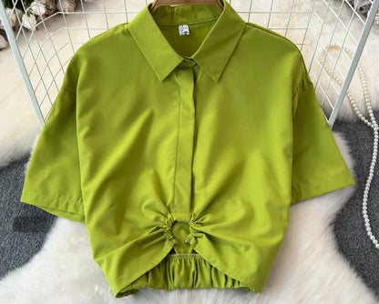 Chemise slim fit femme verte, style élégant et décontracté, manches courtes, fronces décoratives, idéale pour un style casual ou professionnel.