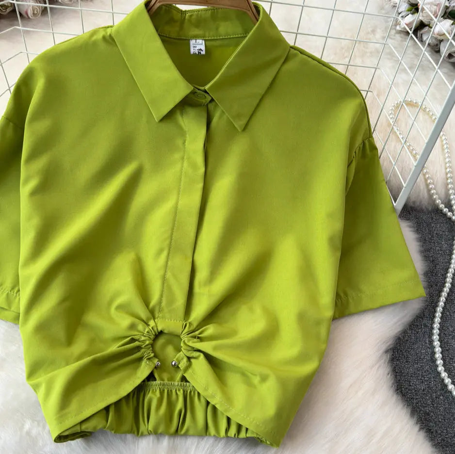Chemise slim fit femme verte, style élégant et décontracté, manches courtes, fronces décoratives, idéale pour un style casual ou professionnel.