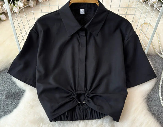 Chemise slim fit femme noire, élégante et ajustée, manches courtes, fronces décoratives à la taille, parfaite pour le bureau ou une sortie stylée.