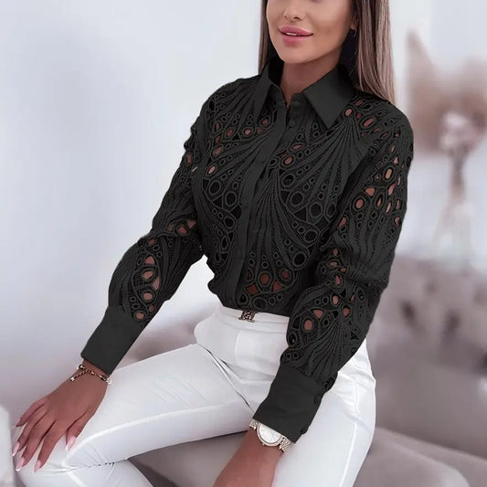 Chemisier noir ajouré pour femme au style élégant et moderne.
