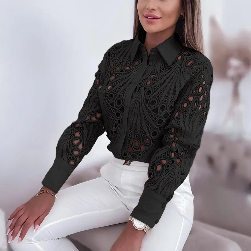 Chemisier noir ajouré pour femme au style élégant et moderne