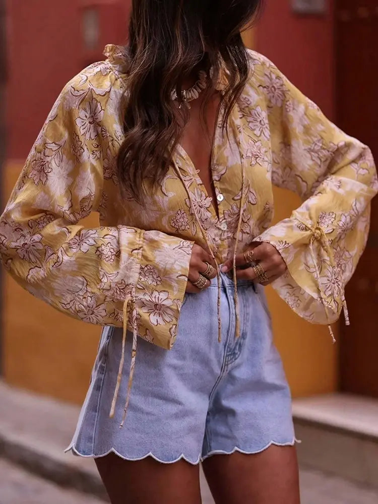 Chemisier fleuri jaune femme style bohème avec manches évasées SecretBombe.