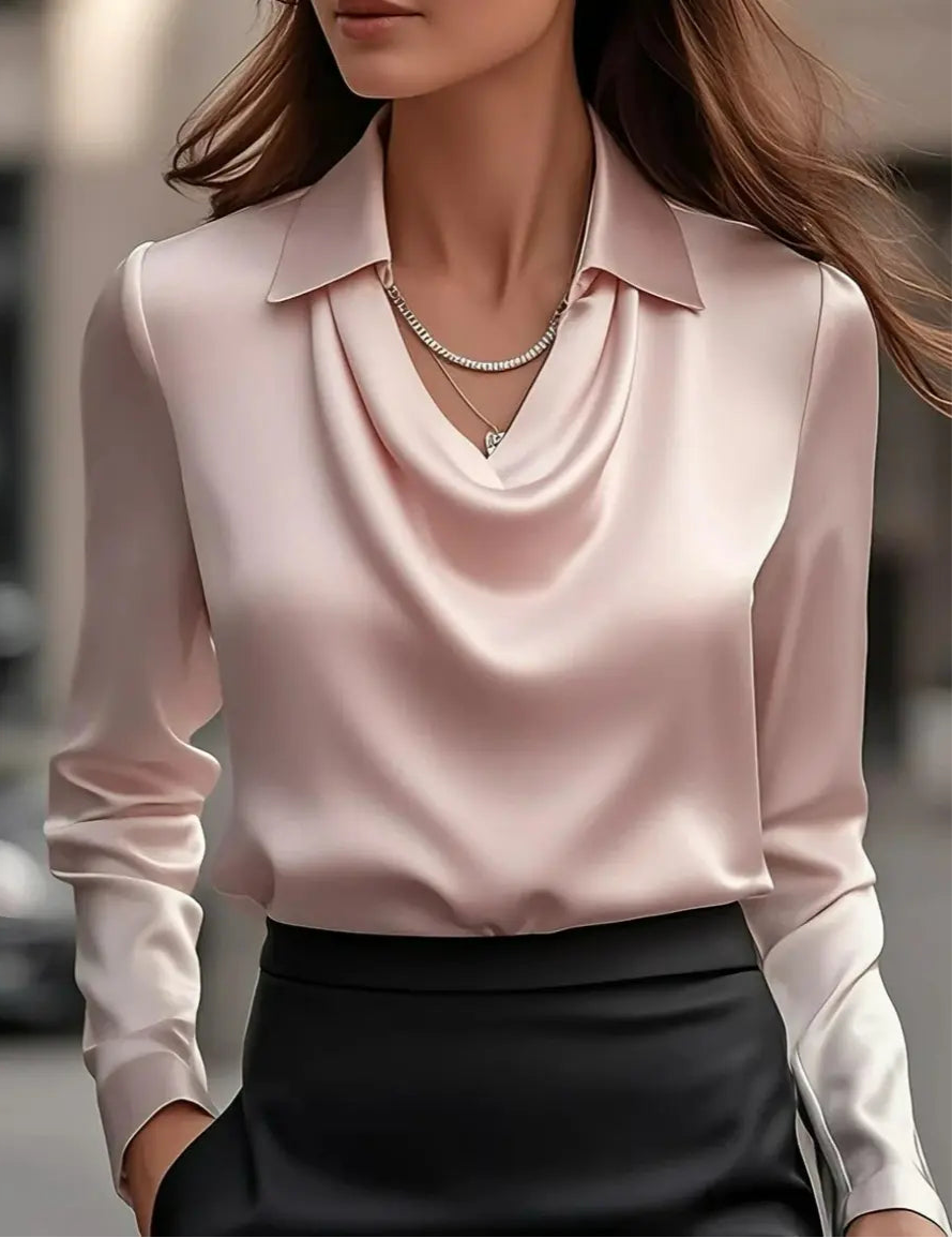 Chemisier satiné élégant pour femme avec col drapé, manches longues et finition satinée, disponible en plusieurs couleurs et motifs, idéal pour bureau ou sortie chic.
