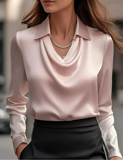 Chemisier satiné élégant pour femme avec col drapé, manches longues et finition satinée, disponible en plusieurs couleurs et motifs, idéal pour bureau ou sortie chic.
