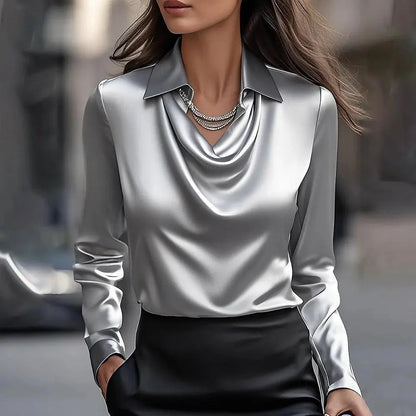 Chemisier gris satiné pour femme, parfait pour le bureau, col drapé et manches longues, élégant et confortable.