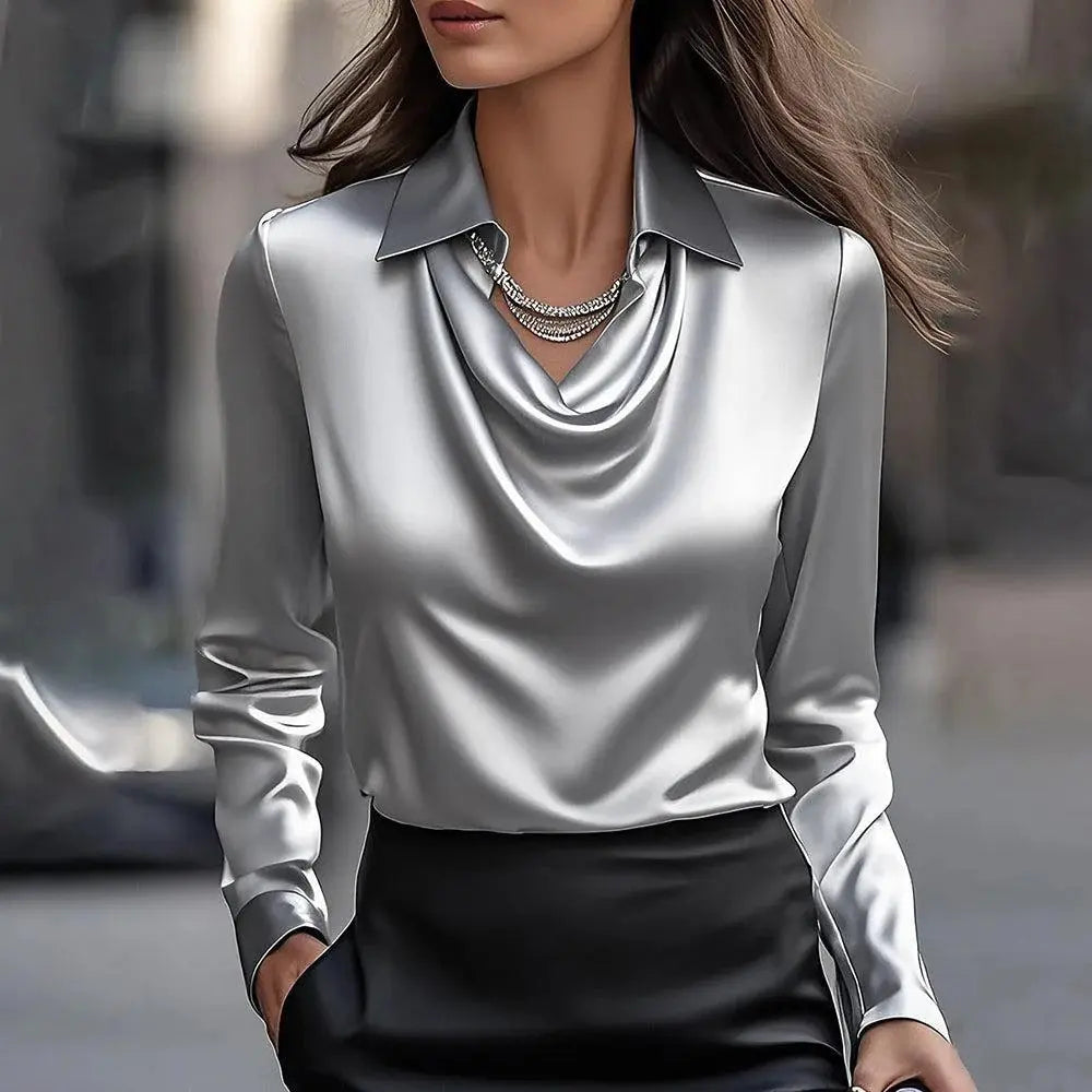 Chemisier gris satiné pour femme, parfait pour le bureau, col drapé et manches longues, élégant et confortable.