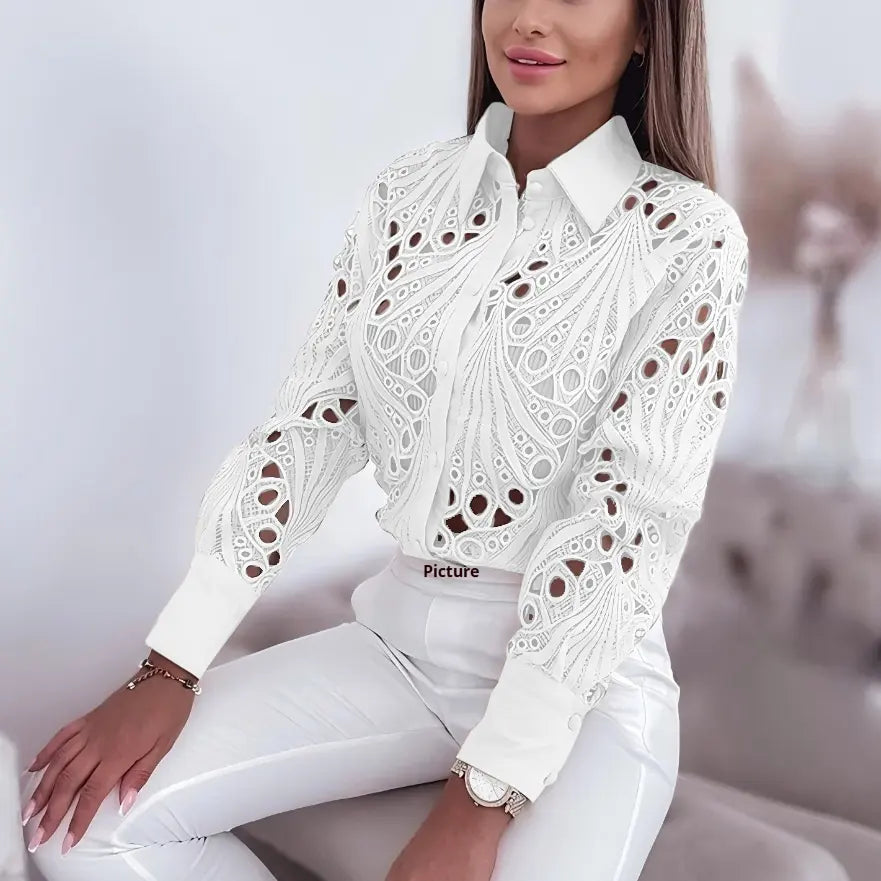 Chemisier femme blanc chic avec détails ajourés et manches longues.