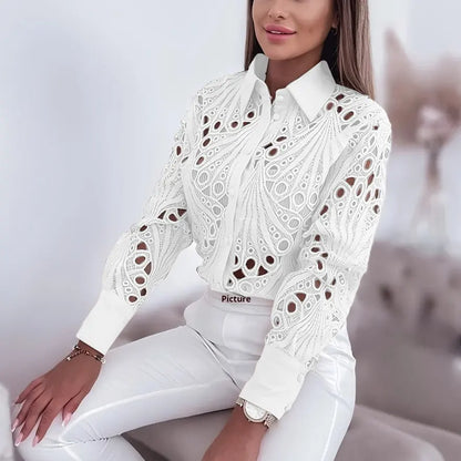 Chemisier femme blanc chic avec détails ajourés et manches longues.