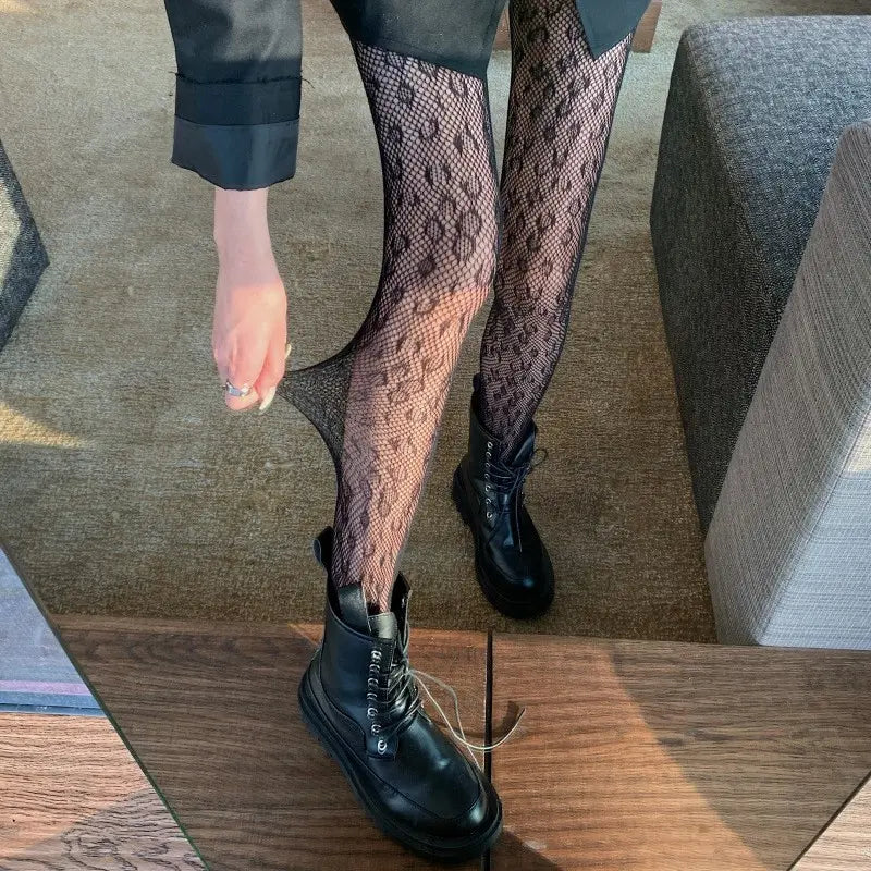 Collant résille léopard noir femme SecretBombe look tendance avec bottines style chic et audacieux