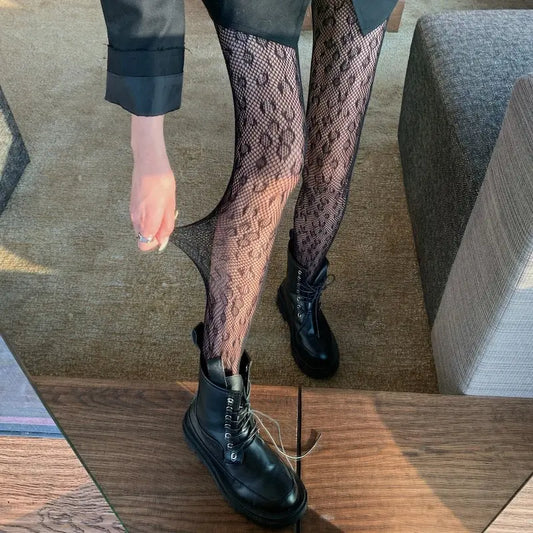 Collant résille léopard noir femme SecretBombe look tendance avec bottines style chic et audacieux