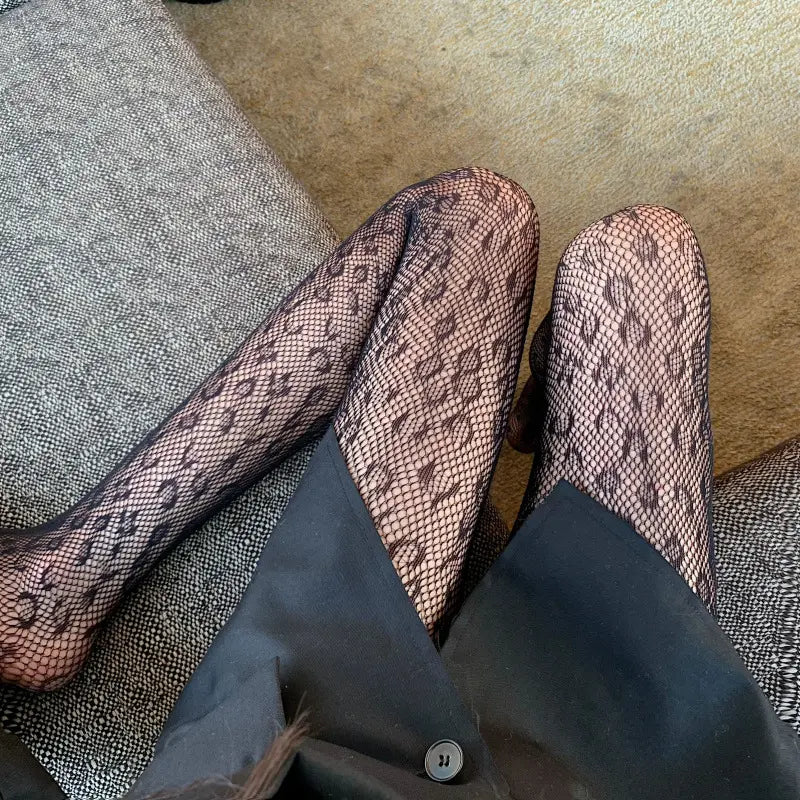 Collant résille léopard SecretBombe style streetwear femme tendance avec chaussures noires