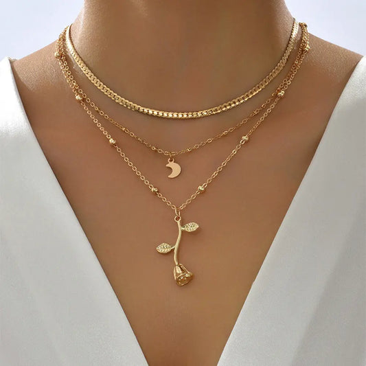 Collier doré élégant avec pendentif lune et fleur, style bohème et romantique