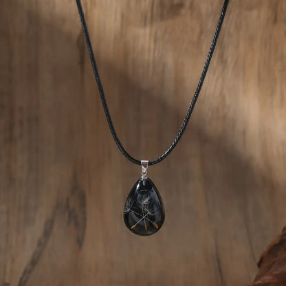 Parure collier et boucles d’oreilles en forme de goutte avec fleurs naturelles suspendues dans de la résine transparente