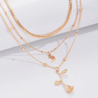 Collier en alliage doré avec pendentifs fleur et lune, parfait pour look chic et élégant