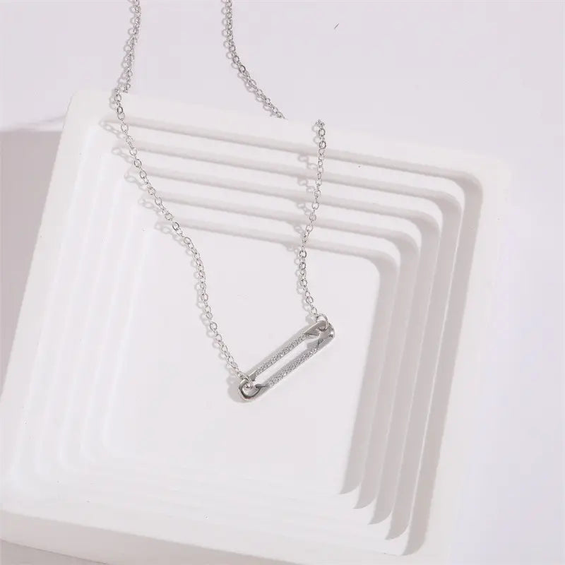 Collier tendance avec pendentif en zircon, parfait à porter seul ou superposé.