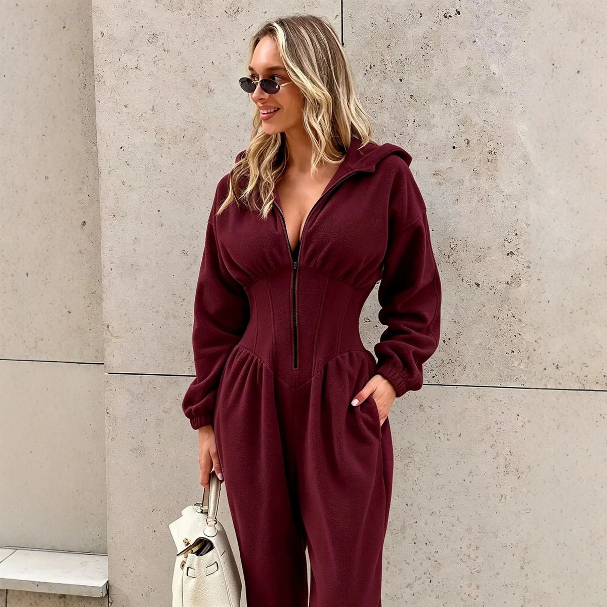Combinaison femme bordeaux à capuche pour un look casual SecretBombe
