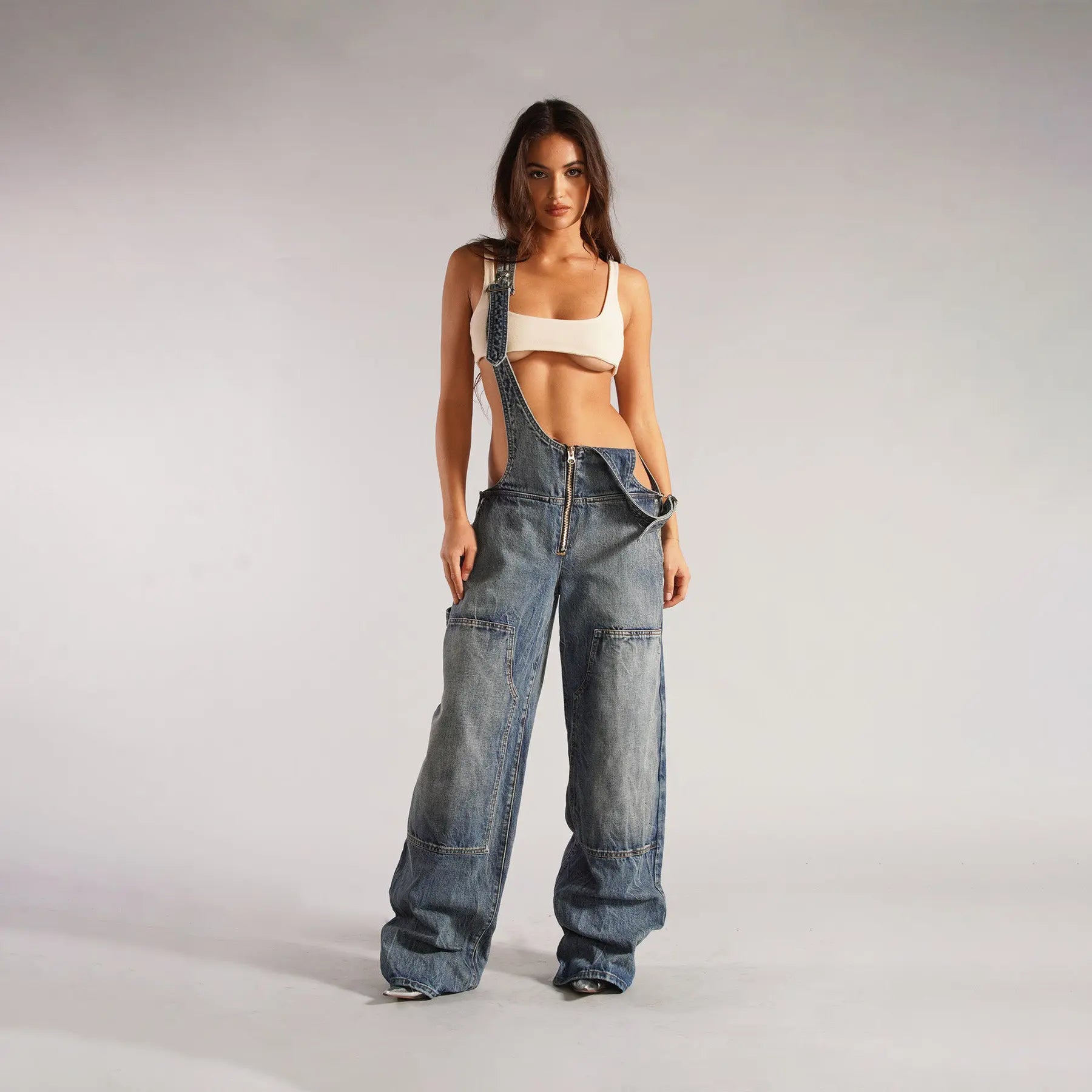 Combinaison denim bleue pour femme, jambes larges et poches fonctionnelles