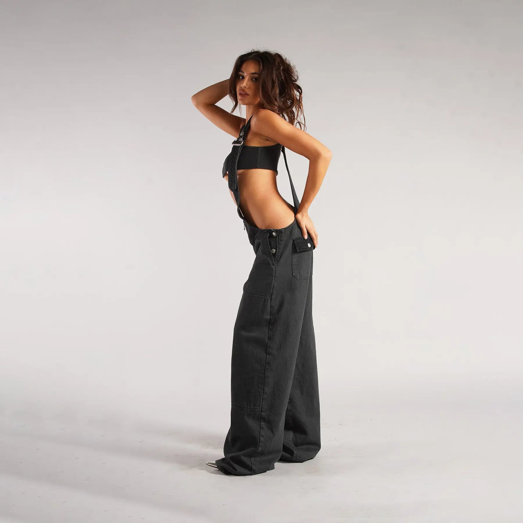 Combinaison denim noire femme, bretelles drapées, look confortable et tendance