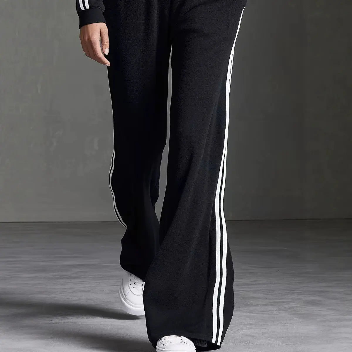 Combinaison pantalon femme noire à liserés blancs et coupe fluide SecretBombe
