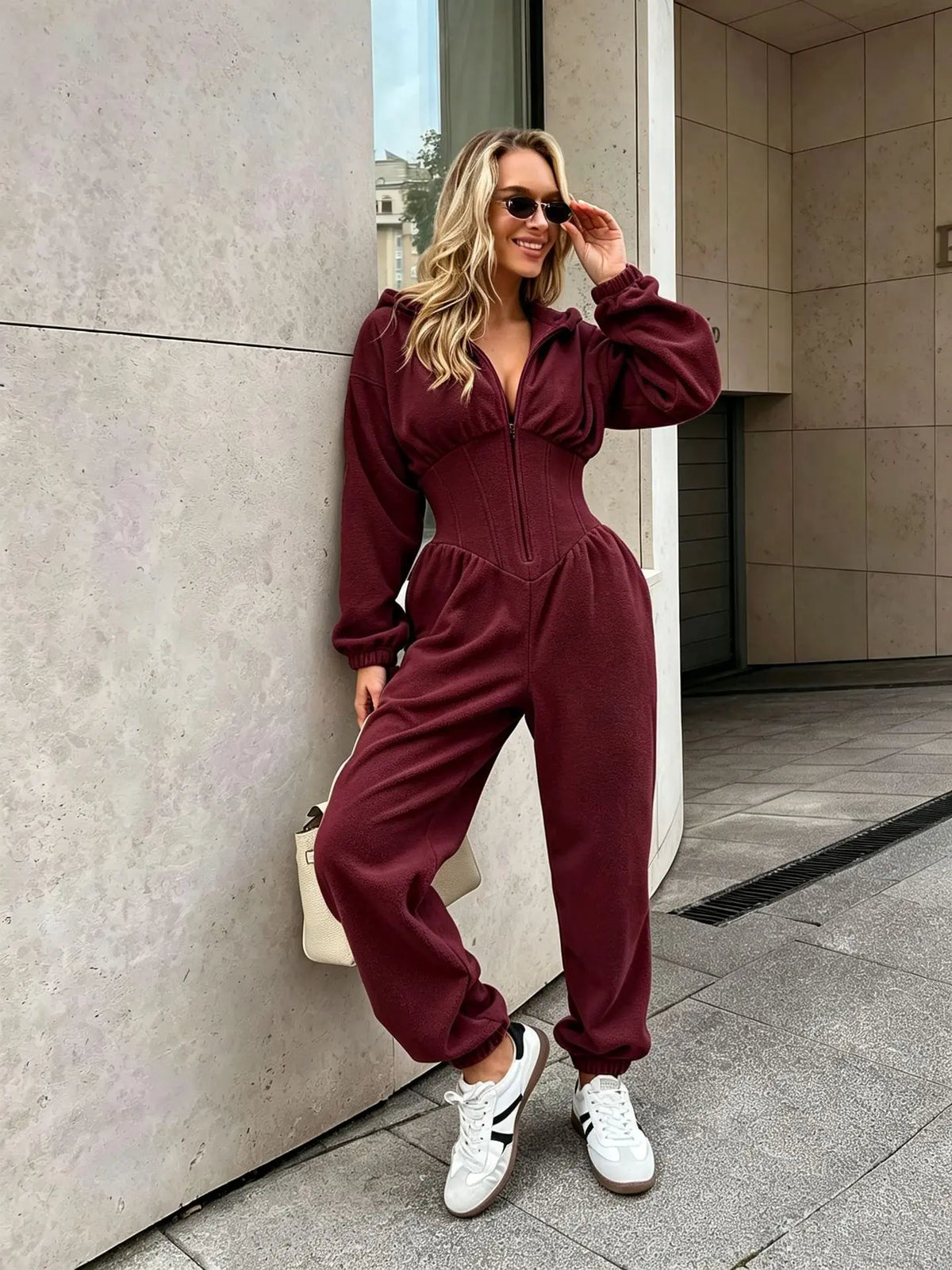 Combinaison femme bordeaux à capuche et taille marquée SecretBombe