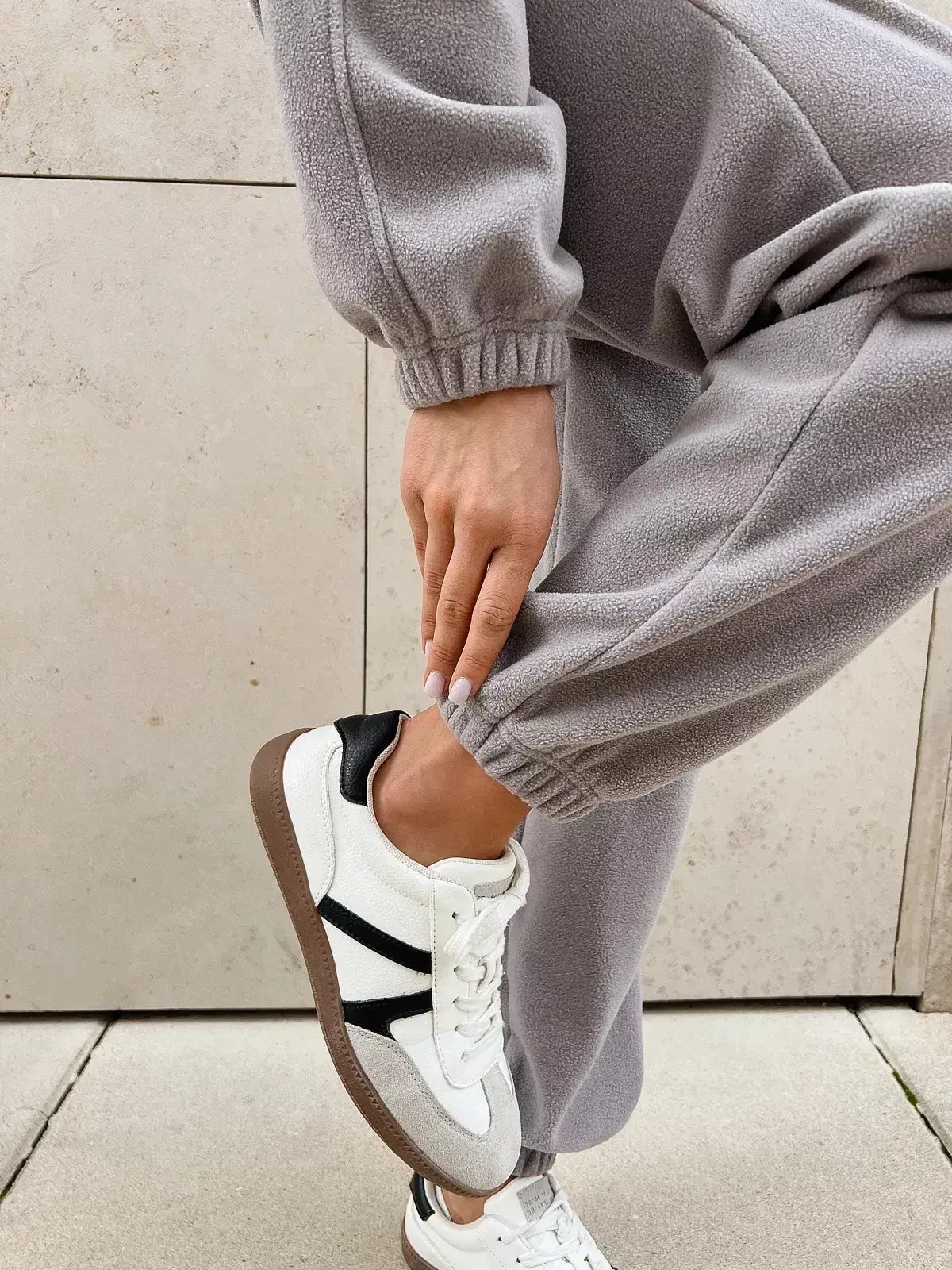 Détail du pantalon de la combinaison femme gris clair SecretBombe