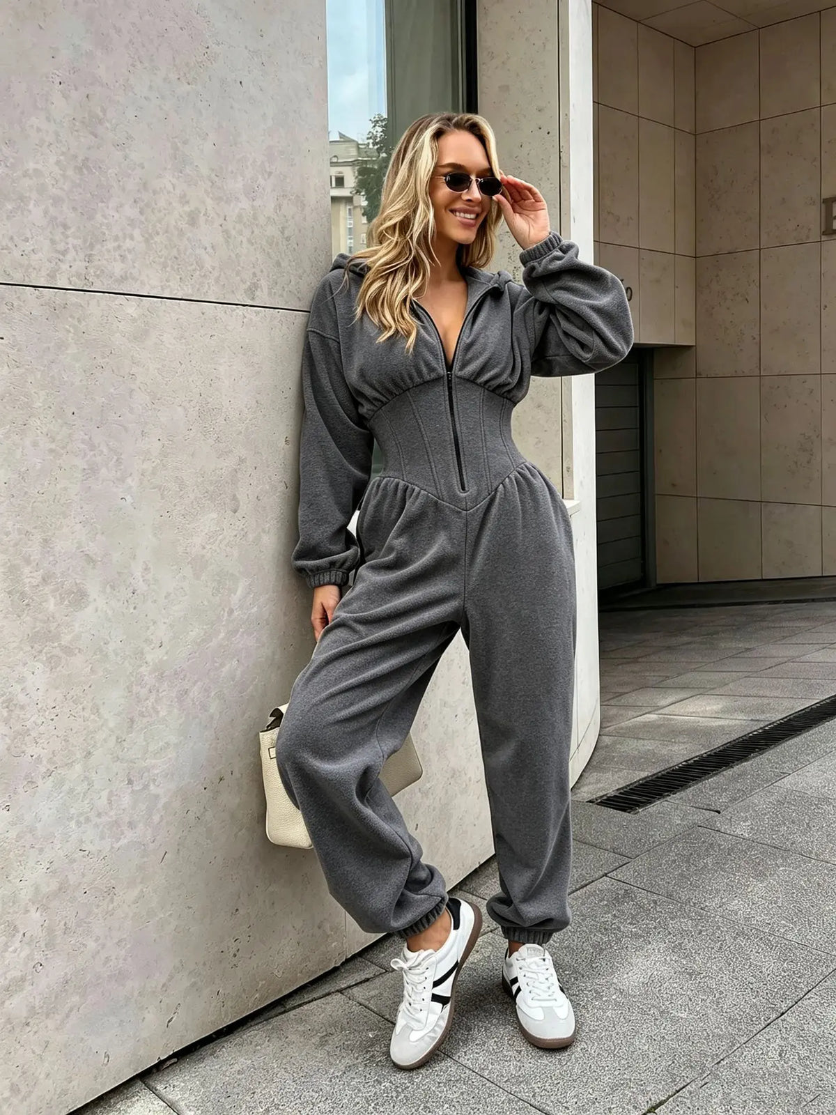 Combinaison grise femme à capuche pour un look décontracté SecretBombe