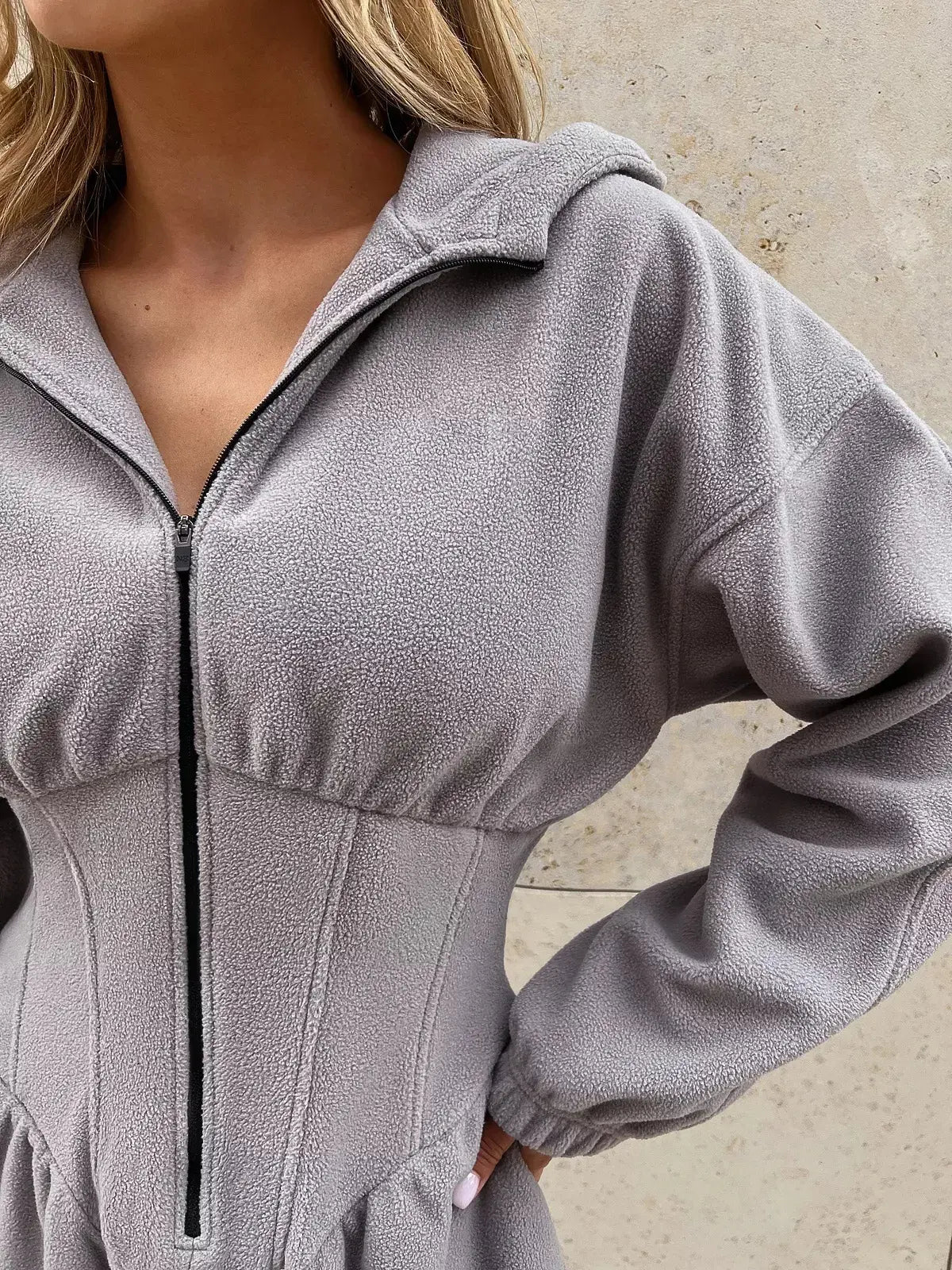 Détail taille cintrée de la combinaison femme grise SecretBombe