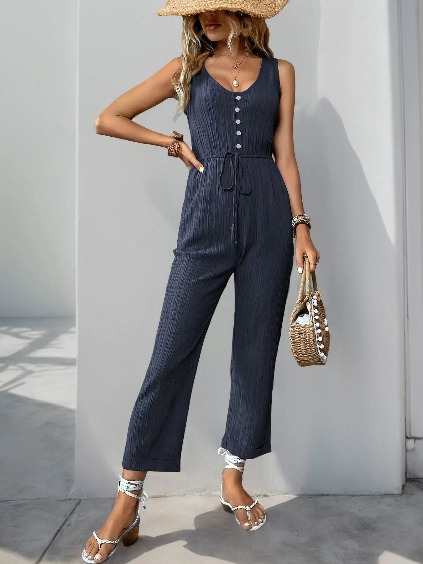 Combinaison femme, coupe droite et fluide, look élégant et tendance