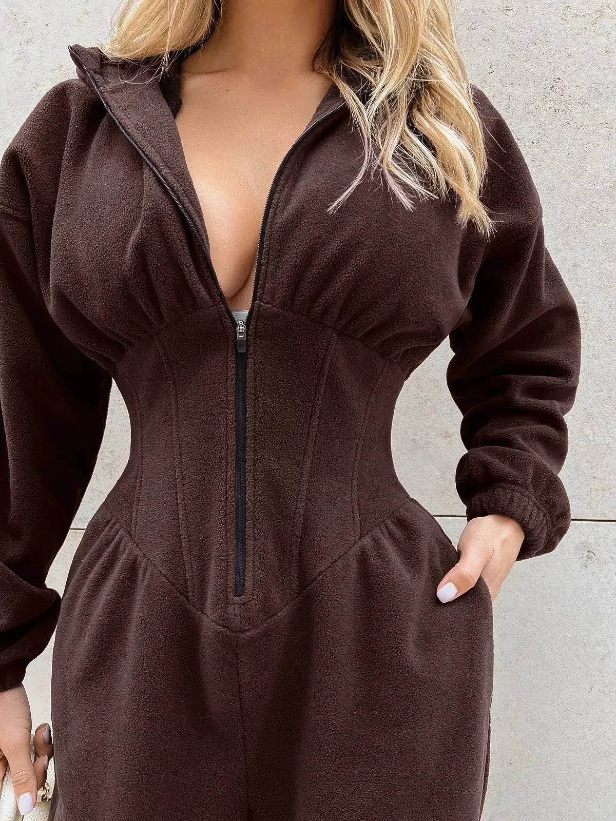 Combinaison femme marron à capuche pour un look casual SecretBombe