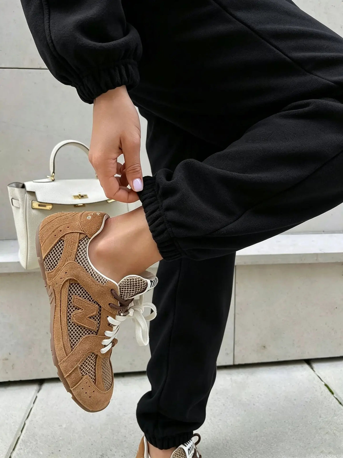 Détail du bas de pantalon de la combinaison femme noire SecretBombe