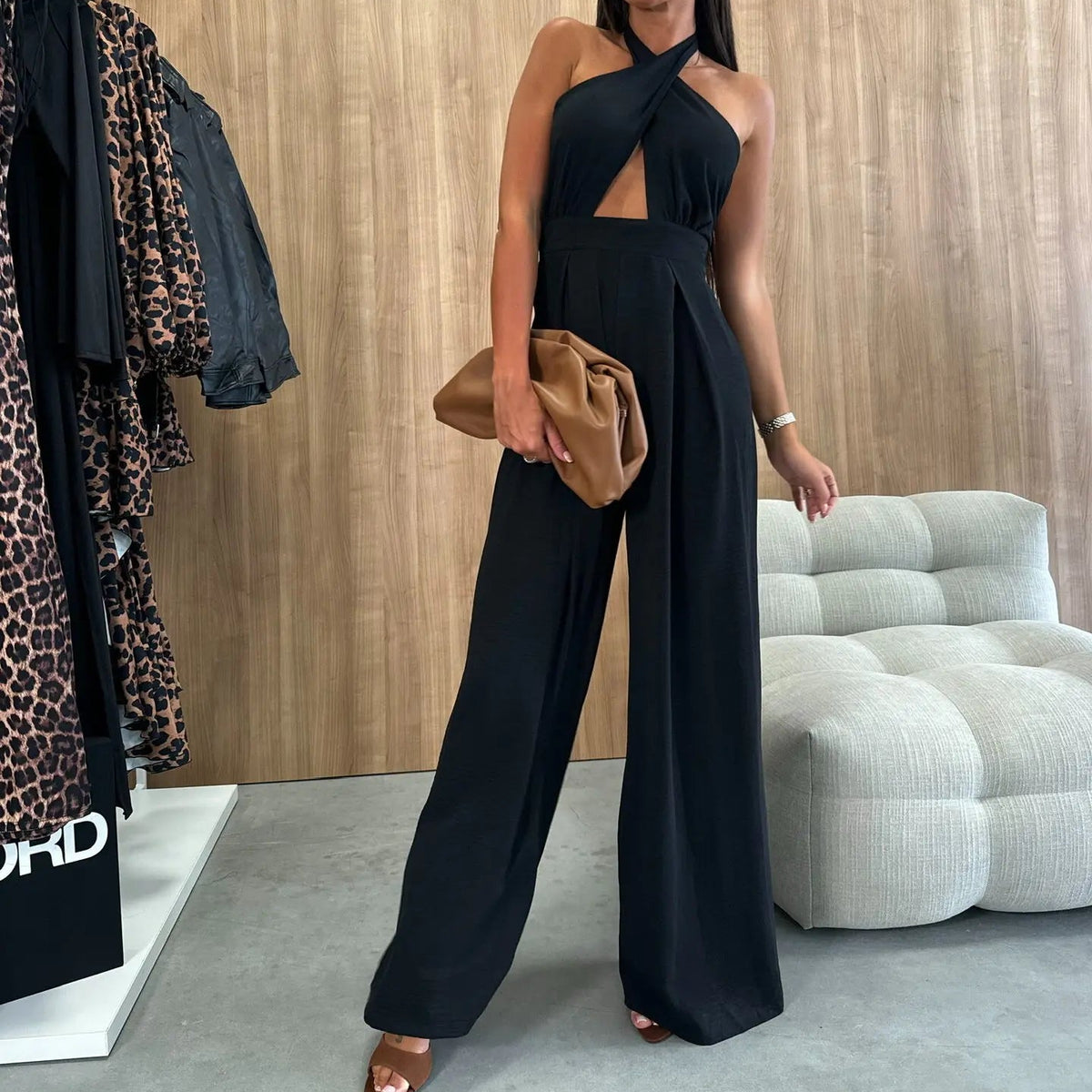 Combinaison noire femme à pantalon large et décolleté SecretBombe