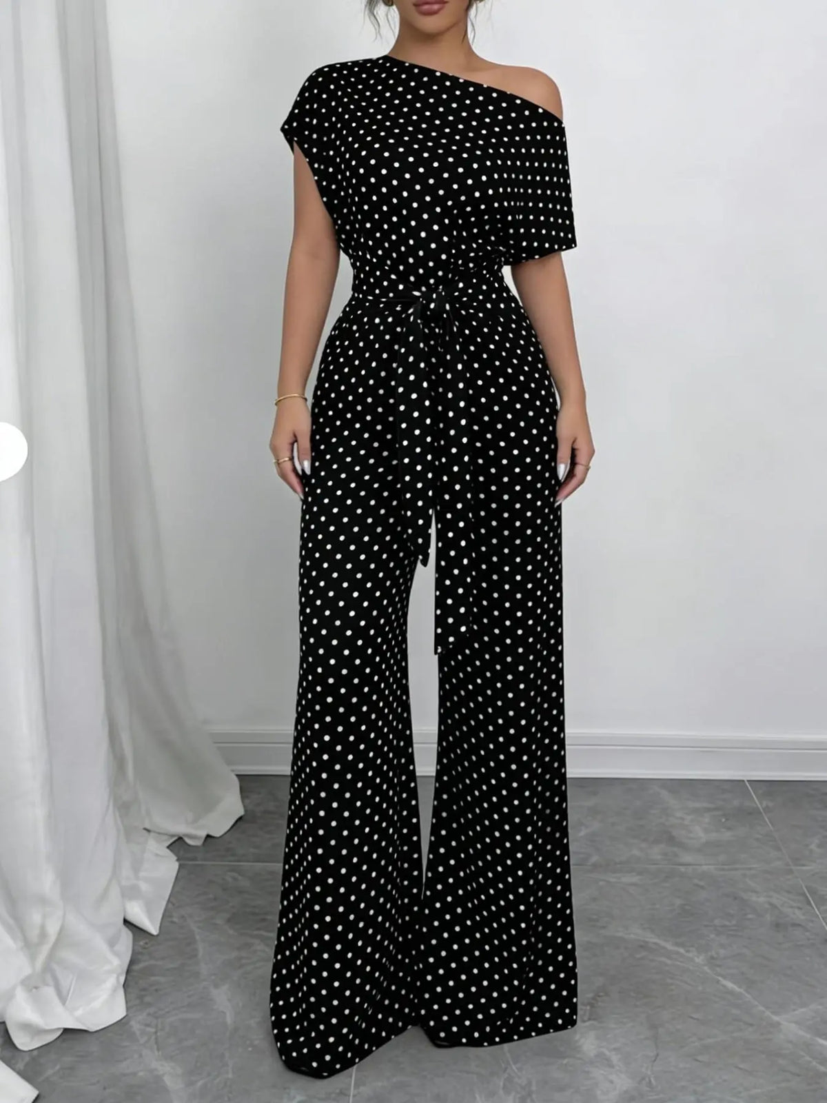Combinaison pantalon femme noire à pois et épaules dégagées SecretBombe