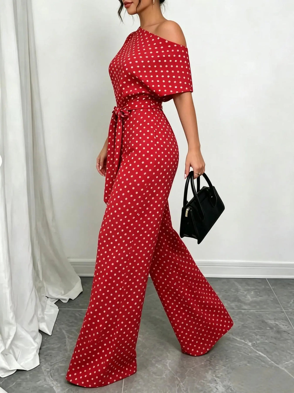 Combinaison pantalon femme rouge à pois et épaules dégagées SecretBombe