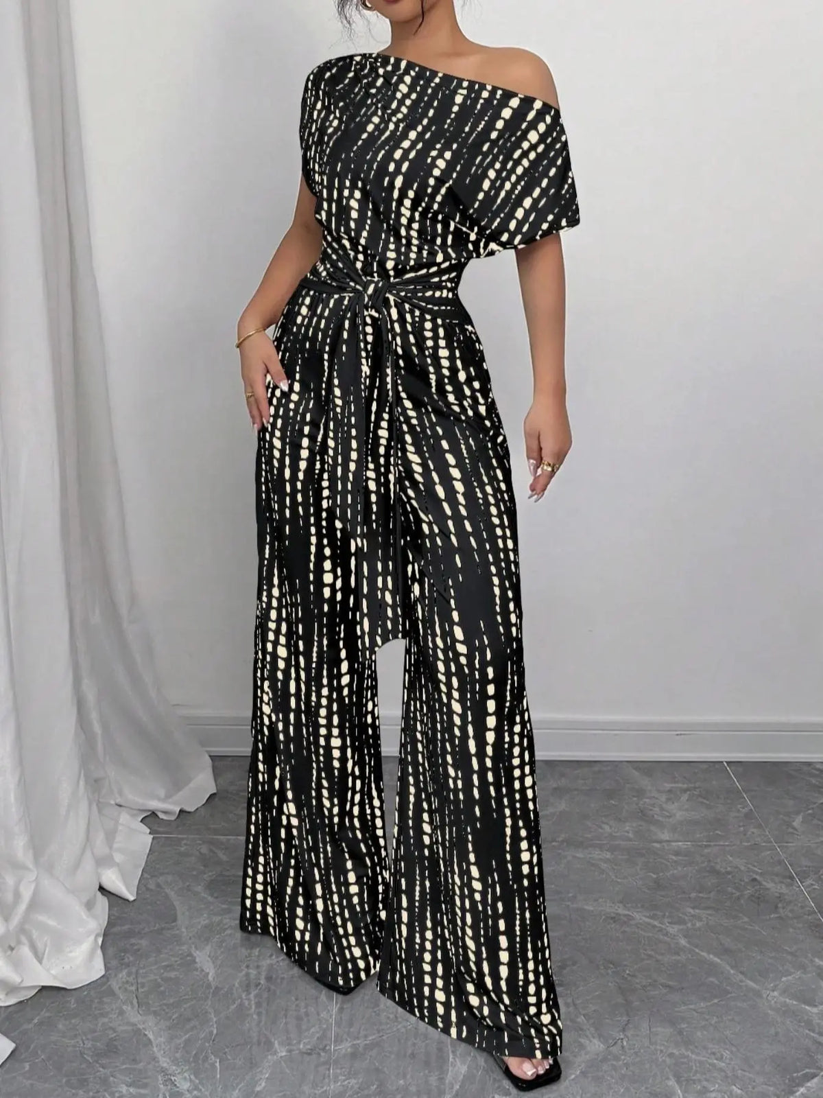 Combinaison pantalon noire femme à imprimé et épaules dégagées SecretBombe
