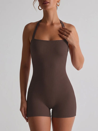 Combinaison short côtelée marron, silhouette féminine et raffinée – SecretBombe.