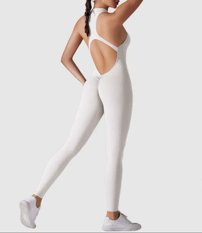 Mannequin portant la combinaison de sport, coupe ajustée et élégante