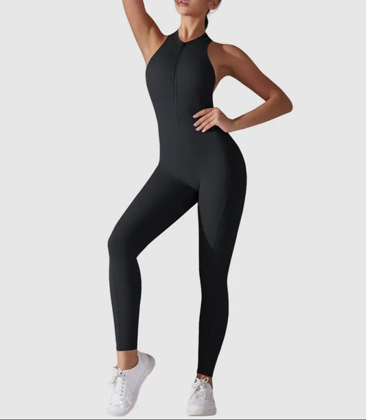 Combinaison de sport noire vue de face, tissu gainant et extensible