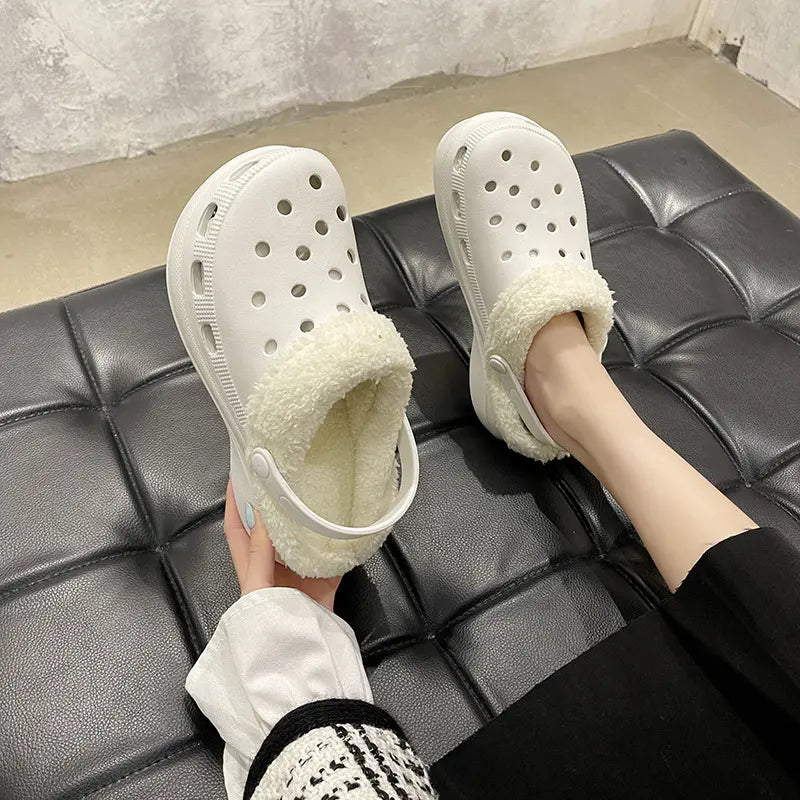 Crocs blanc en gros plan – design coréen et confort optimal