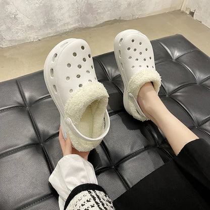 Crocs blanc en gros plan – design coréen et confort optimal
