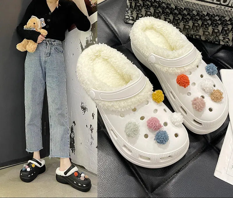 Crocs fourrées blanches à pompons – chaussures d’intérieur femme SecretBombe