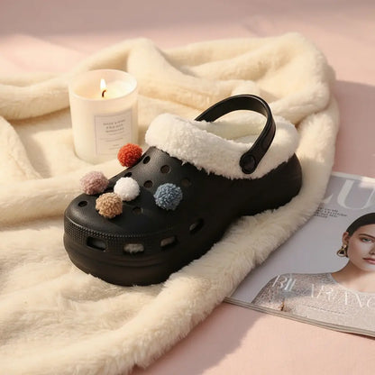 Crocs fourrées noires à pompons – sabots chauds et élégants femme SecretBombe