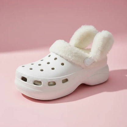 Crocs fourrées blanches à pompons – chaussures d’intérieur femme SecretBombe