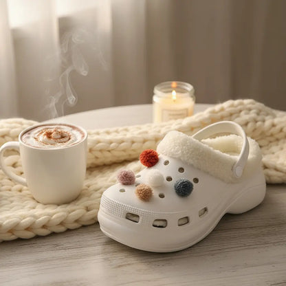 Crocs fourrées blanches à pompons – chaussures d’intérieur femme SecretBombe