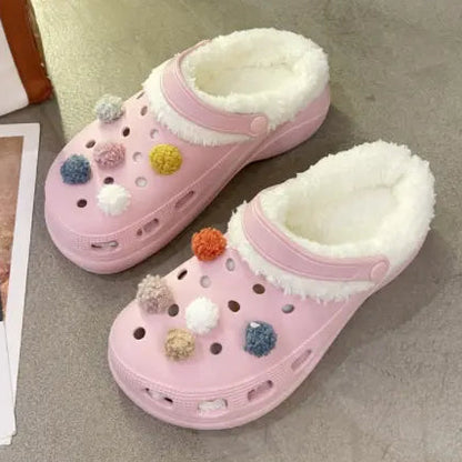 Crocs fourrées roses à pompons – look girly et cocooning SecretBombe