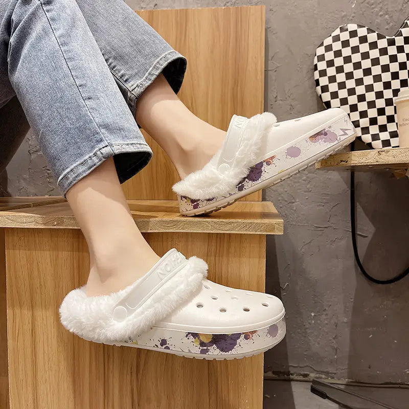 Crocs disponibles en noir imprimé et blanc imprimé