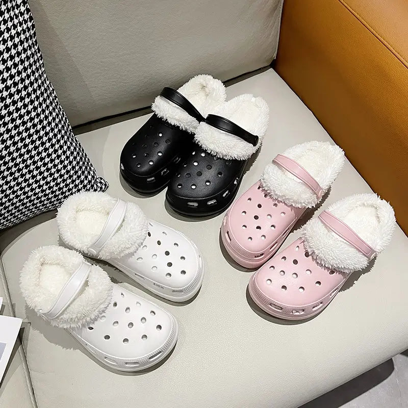 Crocs noirs imprimés en gros plan – design coréen et confort optimal