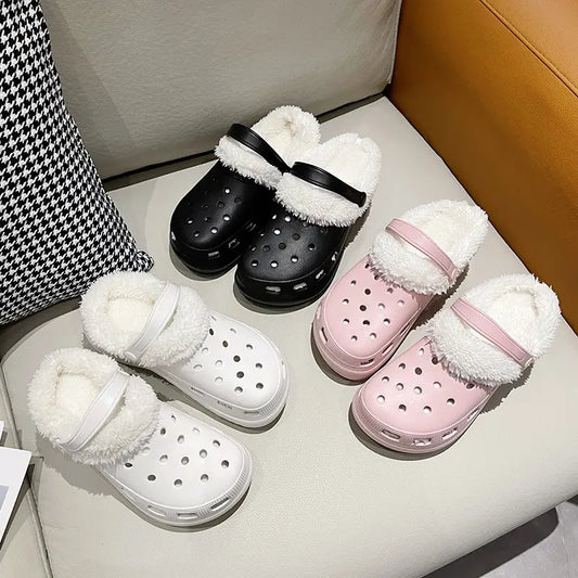 Crocs noirs imprimés en gros plan – design coréen et confort optimal