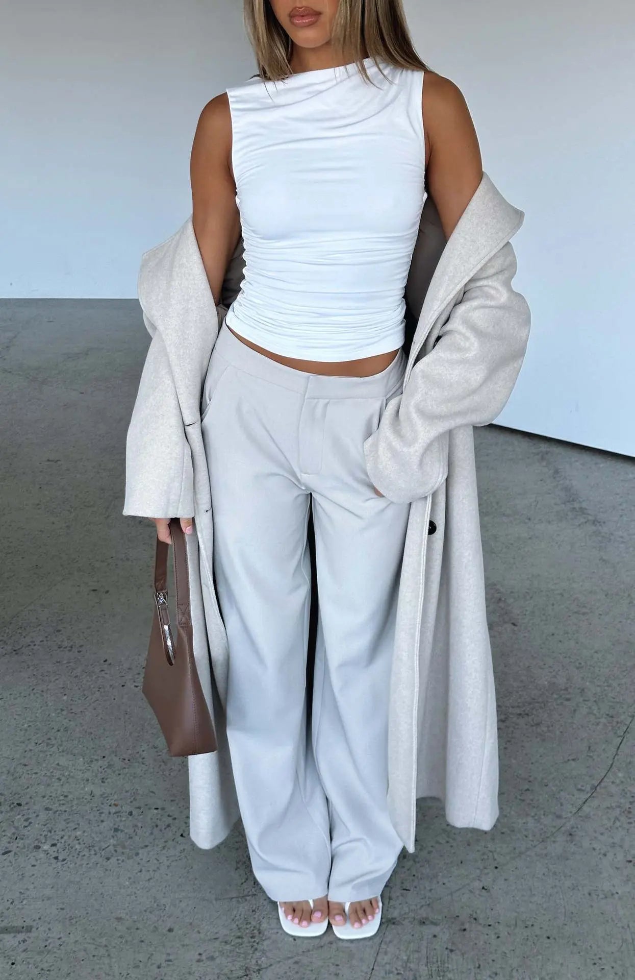 Débardeur femme sexy streetwear, coupe slim fit, sans manches, coloris tendance, look moderne et chic